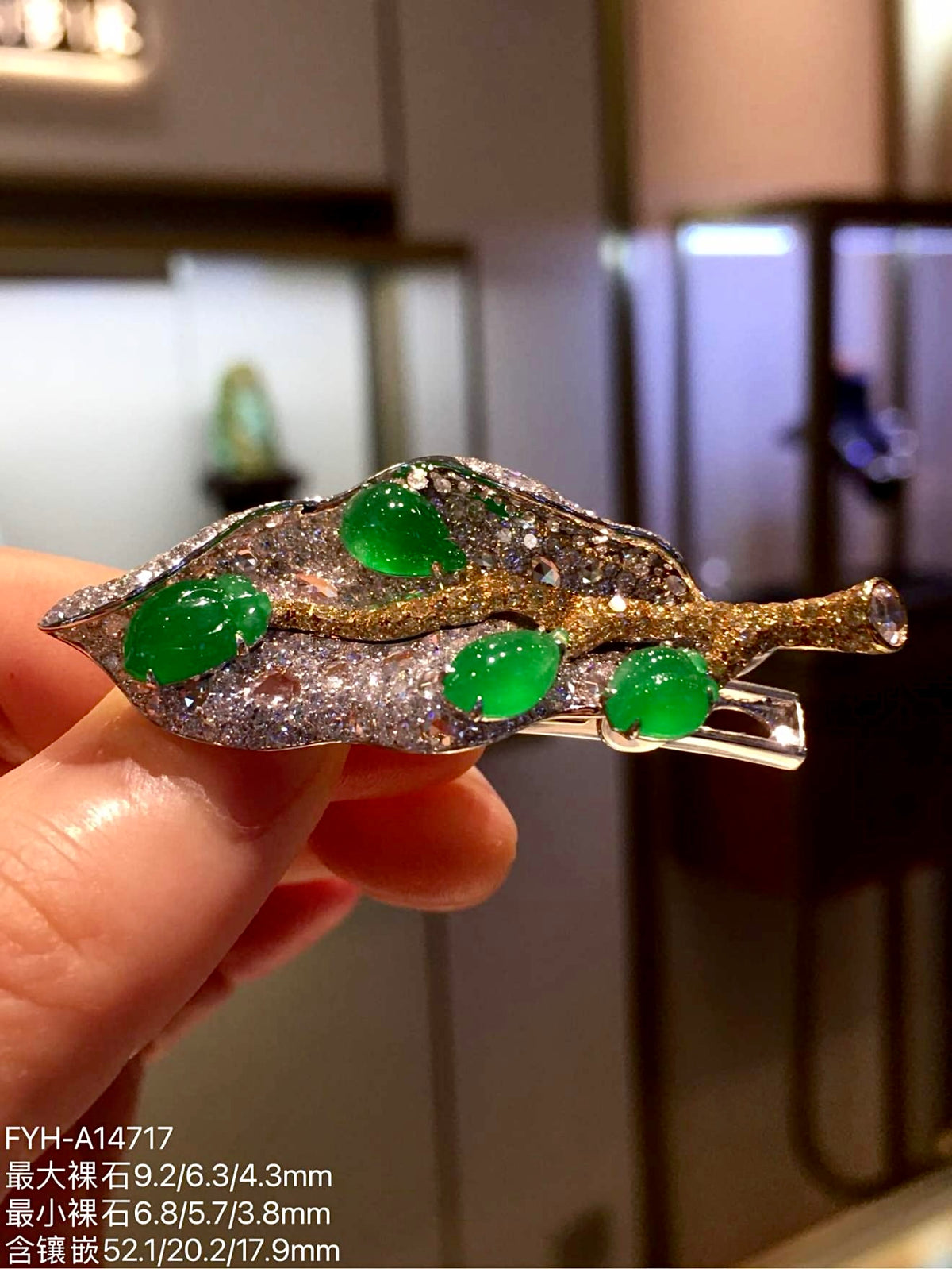 High-Icy Vivid Green Jadeite Leaf Hair Clip with 18K Gold and Diamonds