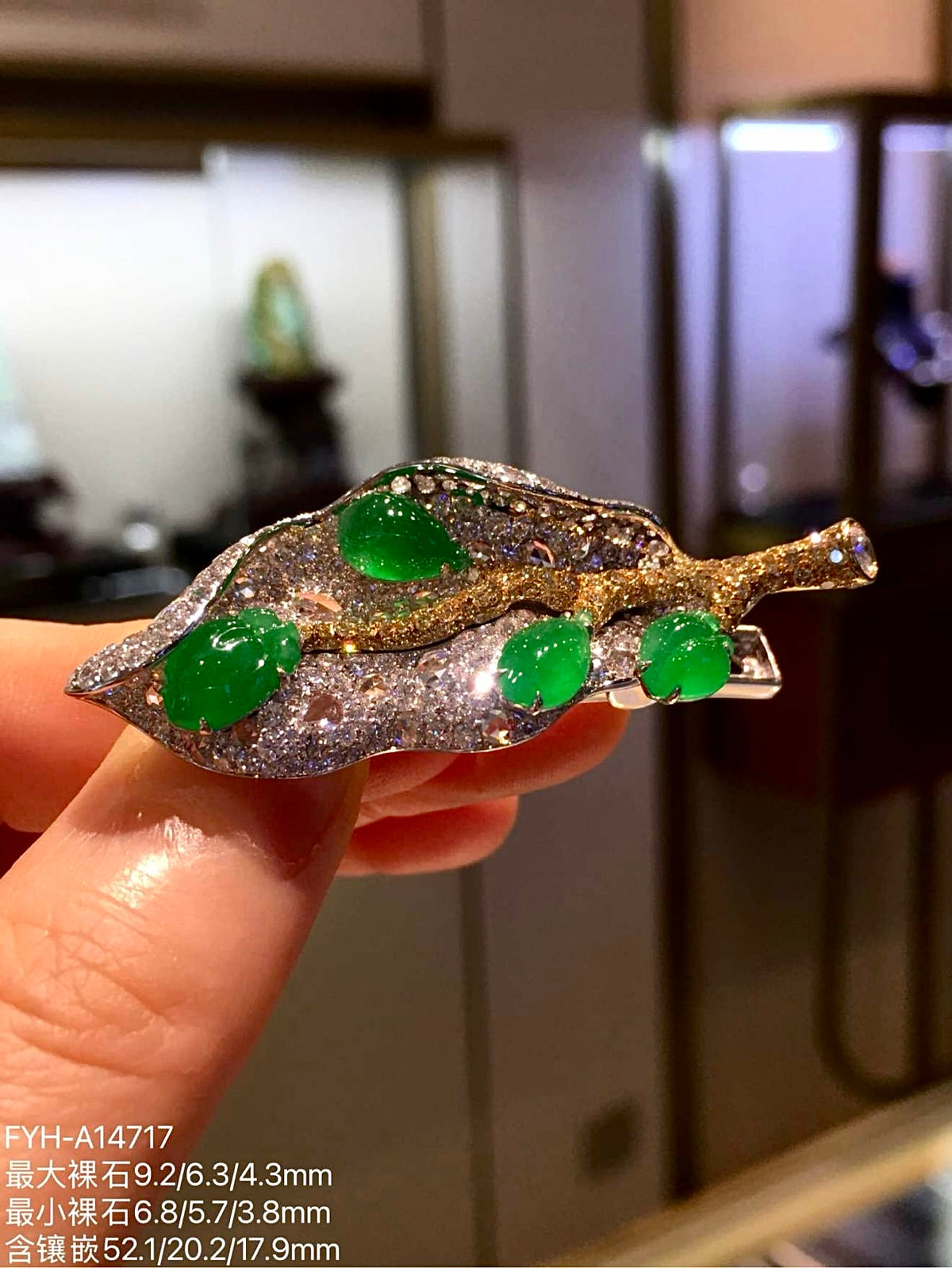 High-Icy Vivid Green Jadeite Leaf Hair Clip with 18K Gold and Diamonds