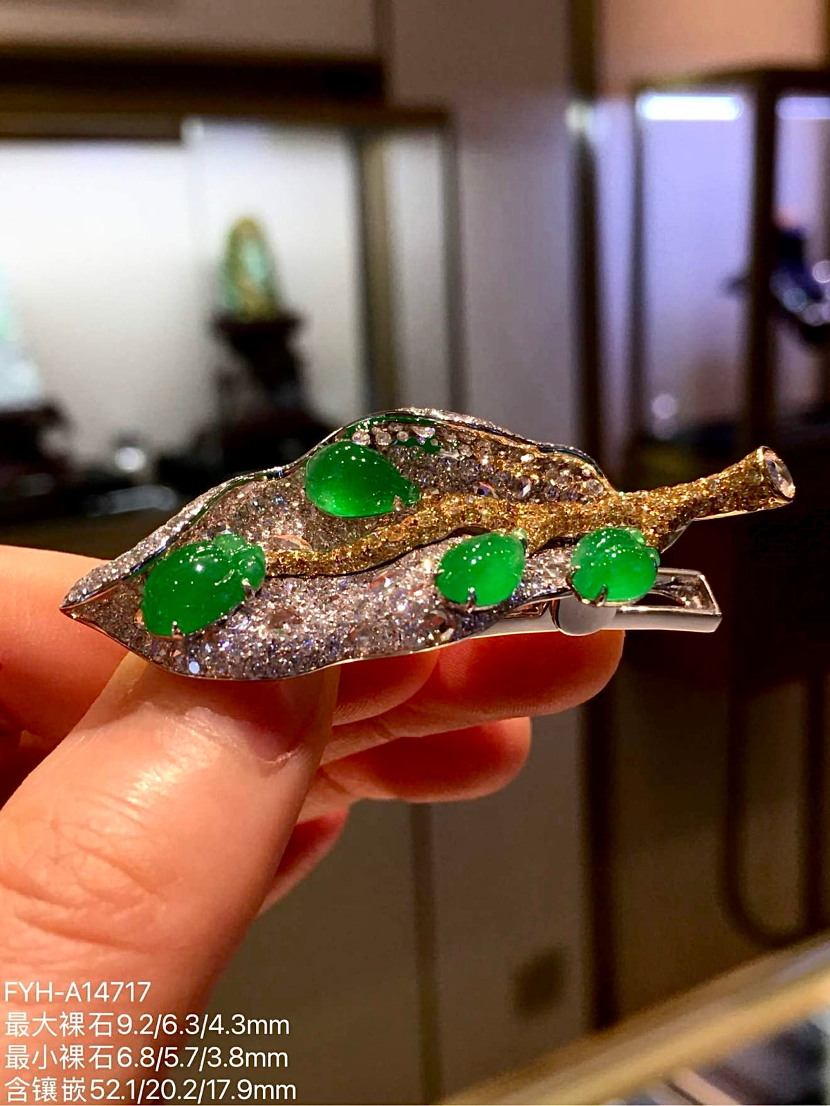 High-Icy Vivid Green Jadeite Leaf Hair Clip with 18K Gold and Diamonds