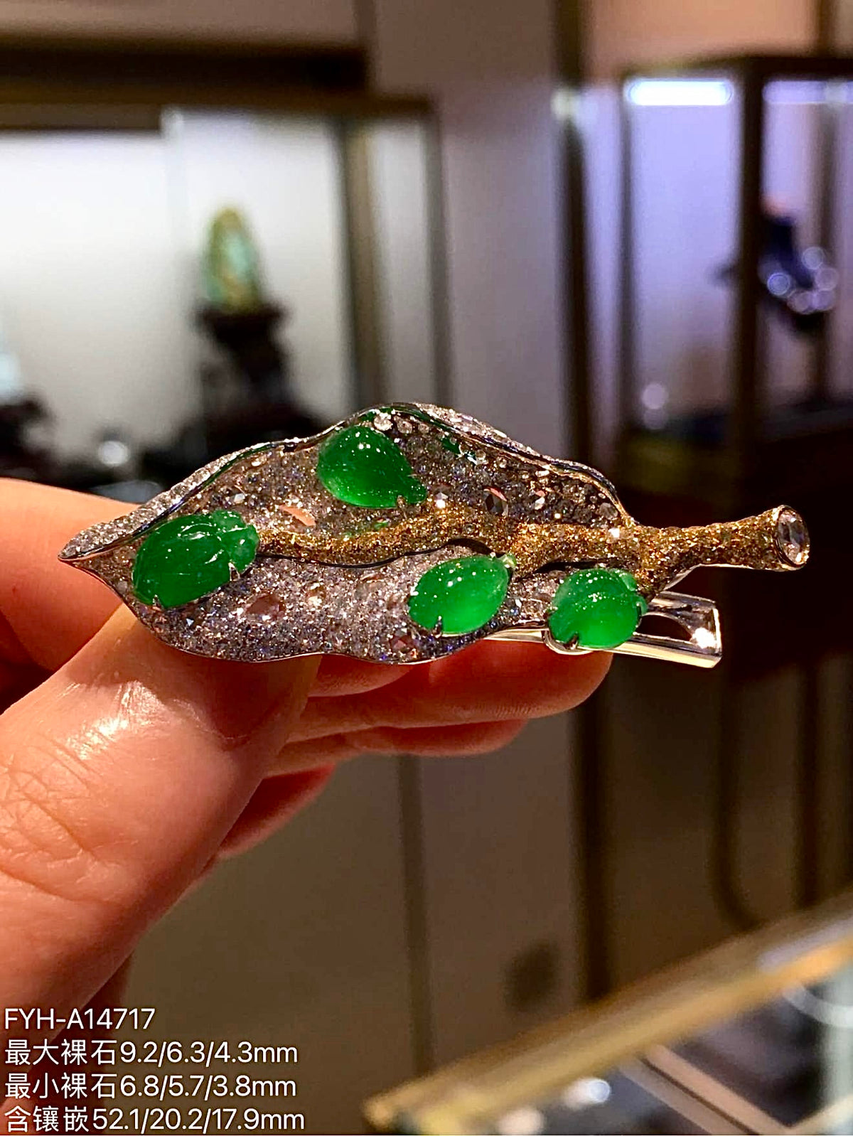 High-Icy Vivid Green Jadeite Leaf Hair Clip with 18K Gold and Diamonds