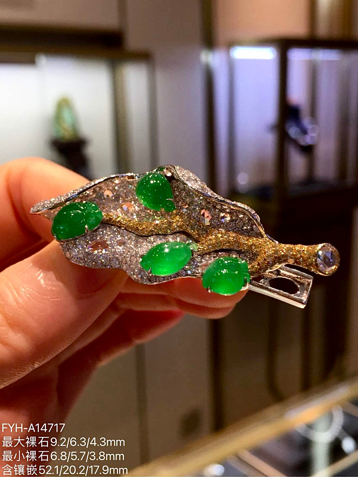 High-Icy Vivid Green Jadeite Leaf Hair Clip with 18K Gold and Diamonds
