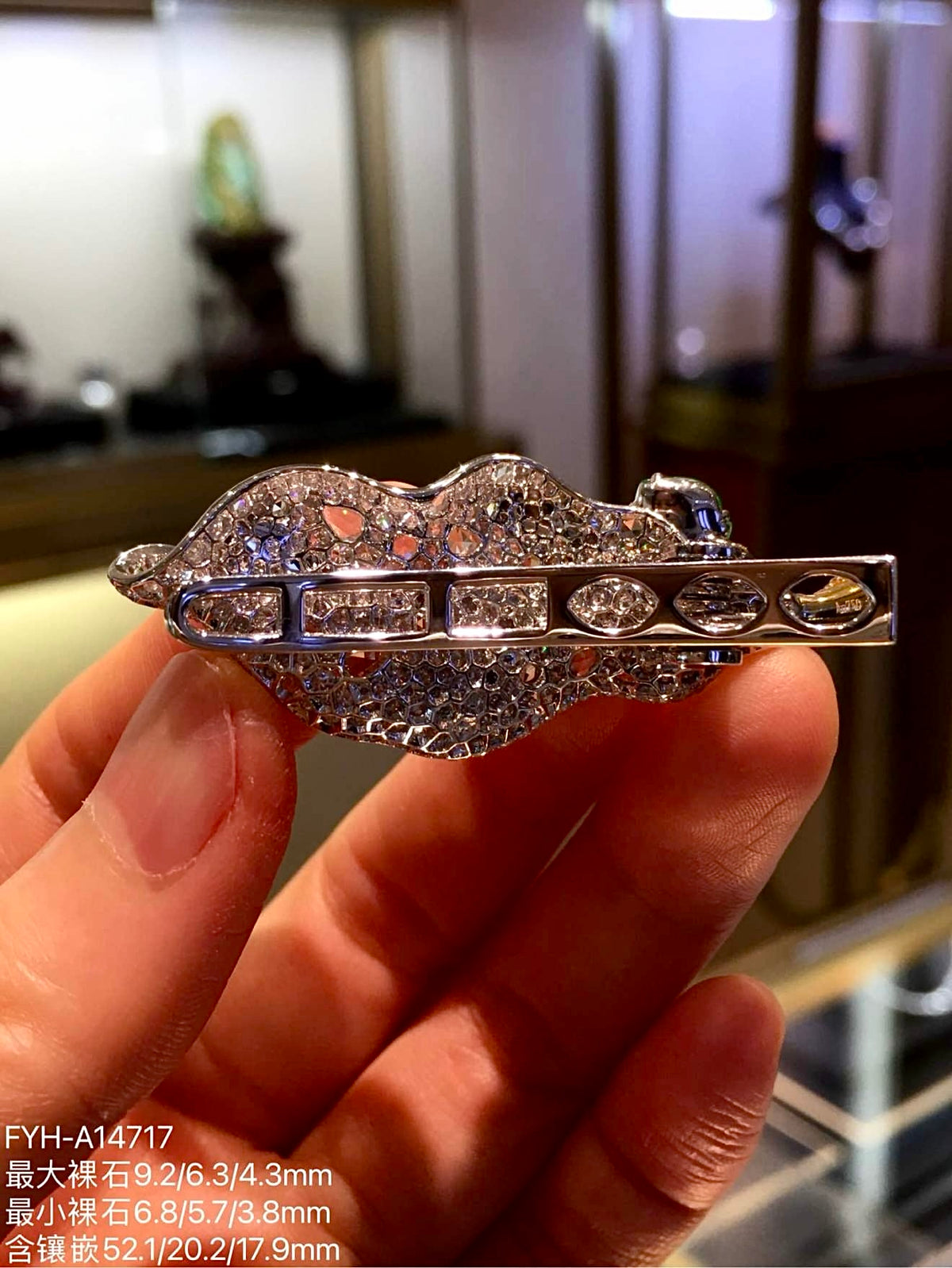 High-Icy Vivid Green Jadeite Leaf Hair Clip with 18K Gold and Diamonds