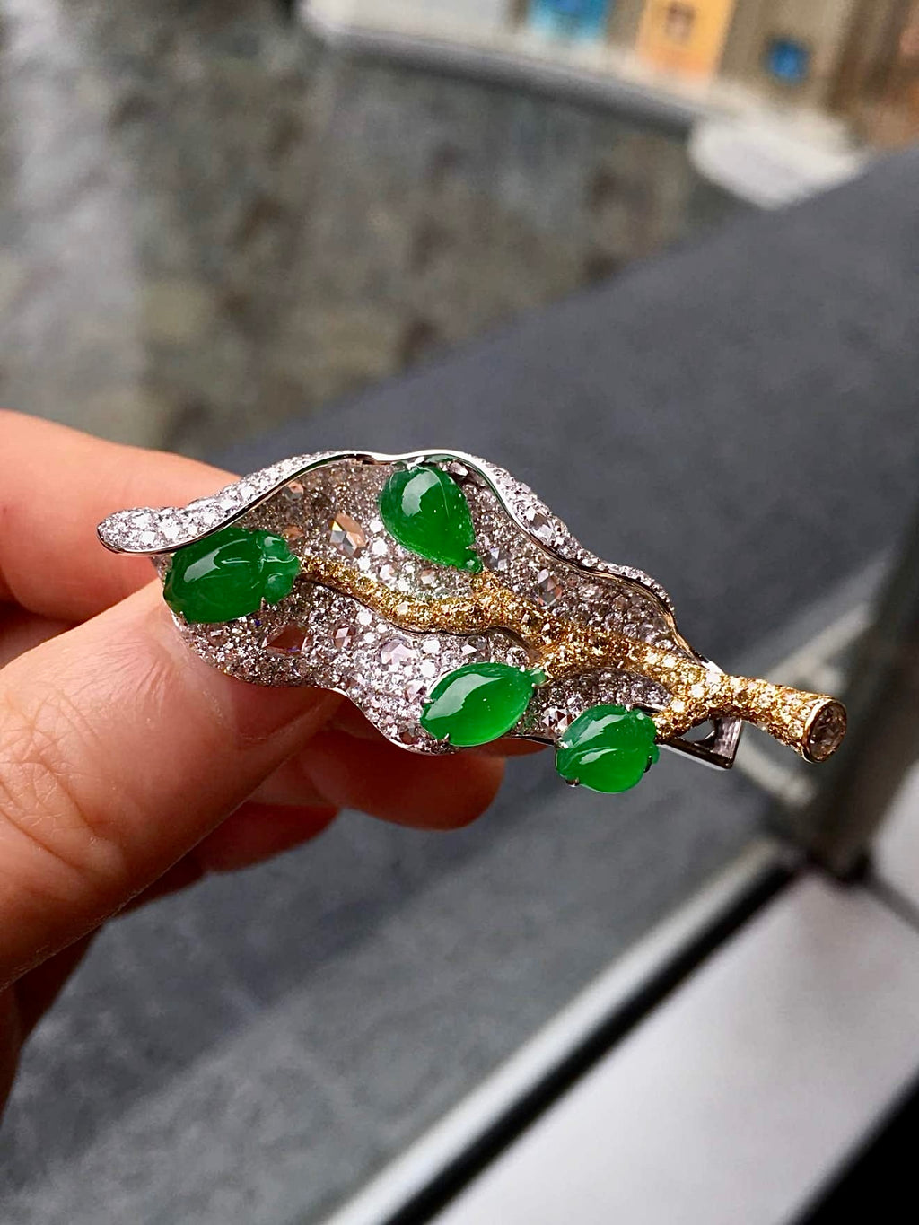 High-Icy Vivid Green Jadeite Leaf Hair Clip with 18K Gold and Diamonds